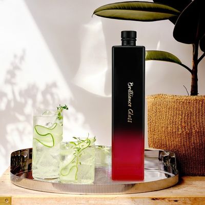 オーダーメイド 700ml 750ml 徐々に変更 アルミナスクリューキャップの青い方形のガラスボトル