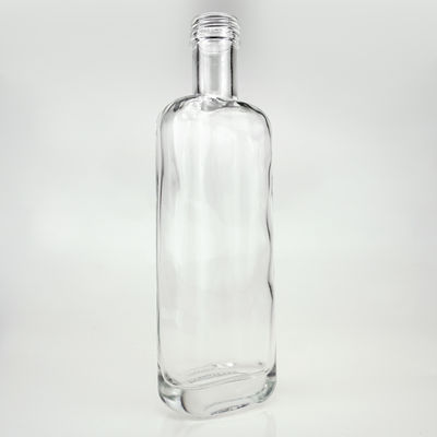 700ml クリア フラット グラス ウォッカ ウイスキー ボトル スクロール キャップ と 彫刻 ロゴ