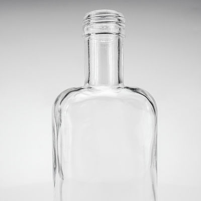 700ml クリア フラット グラス ウォッカ ウイスキー ボトル スクロール キャップ と 彫刻 ロゴ