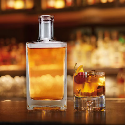 OEM/ODM 許容 アルコール飲料用 700ml クリア・スクエアグラスワインボトル