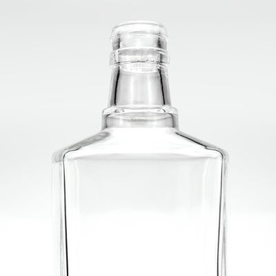 受け入れられる お客様のロゴ ガラスボトル 三角形 650ml リコール ウイスキーとコルク