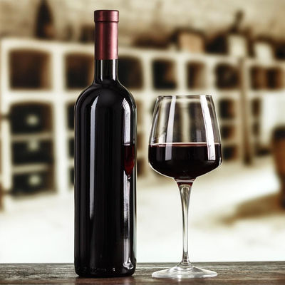 750ml 700ml レッドワイン ガラスボトル 収縮フィルムとガラスに彫刻された表面操作