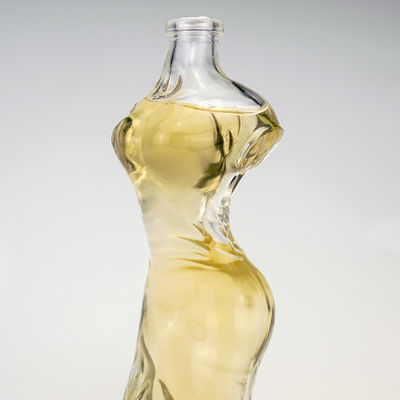 透明な女性形ボトル 酒と飲み物 彫刻されたガラスボトル 700ml