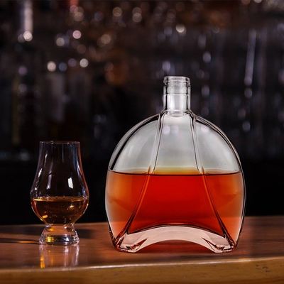 コーク蓋を閉ざしたガラスボトル ウォッカ ティーキラ ジン コーヒー ワイン ベース材料
