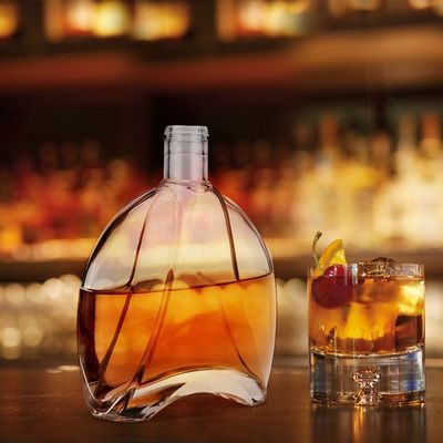 コーク蓋を閉ざしたガラスボトル ウォッカ ティーキラ ジン コーヒー ワイン ベース材料