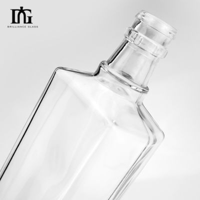 650ml クリエイティブ・ウイスキー・ウォッカ ガラスボトル コルクとスクリュー・キャップ 彫刻された表面